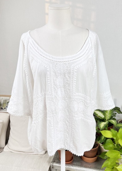 (japan)white embroidered blouse